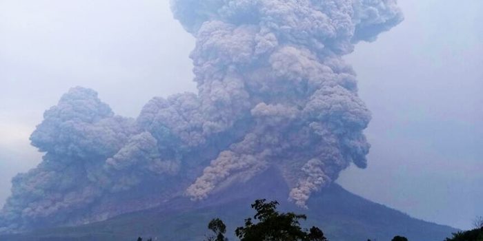 Letusan Sinabung Capai 5 Km Disertai Luncuran Awan Panas