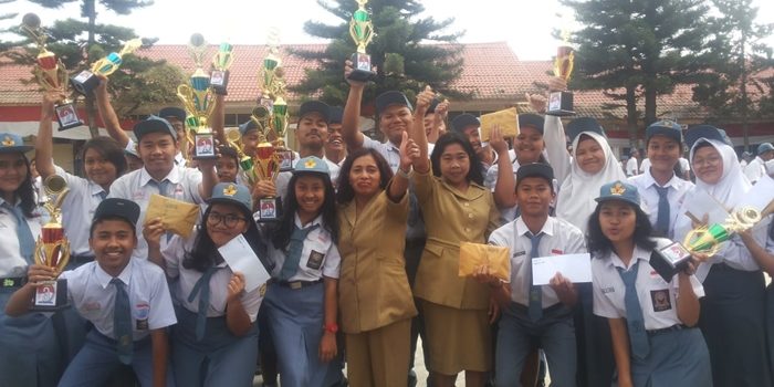 Guru dan siswa SMA Negeri 2 Kabanjahe, Kabupaten Karo, Sumatera Utara. Foto Rienews.com.