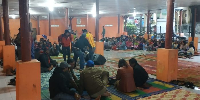 Wabup Karo Temui Pendemo Warga Desa Semangat Gunung