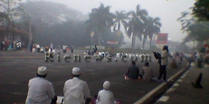 Jumlah Hotspot Naik, Warga Pontianak Salat Idul Adha Diselimuti Kabut Asap