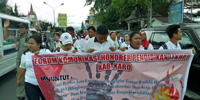 Terima Rp300 Ribu Perbulan, Guru Honorer Demo Kantor Bupati Karo