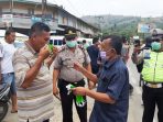 Camat Tiga Binanga Bagikan Seribu Masker dan APD ke Puskesmas