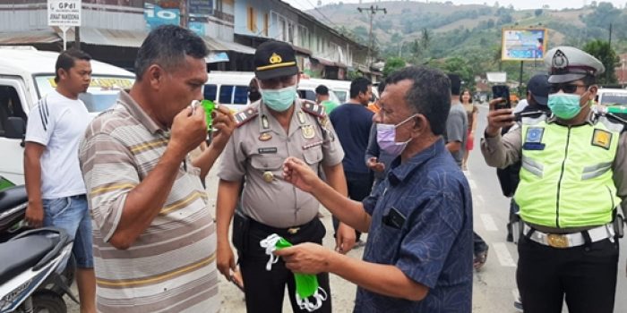 Camat Tiga Binanga Bagikan Seribu Masker dan APD ke Puskesmas