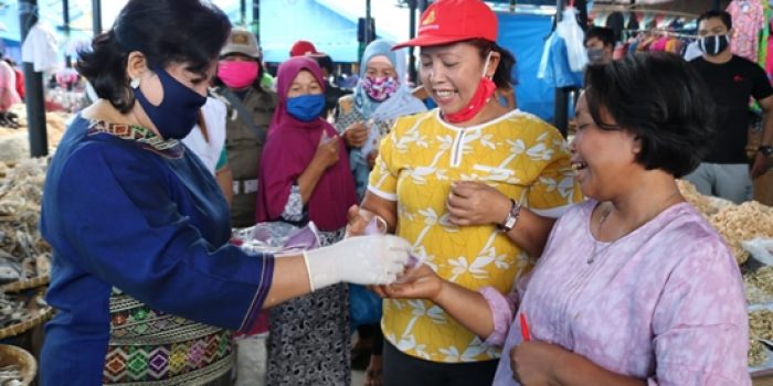 Wakil Bupati Karo Bagikan Masker Gratis di Pasar Tiganderket