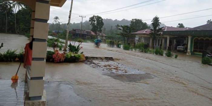 Hujan Lebat Sebabkan Sungai Meluap dan Banjir di Pulau Nias