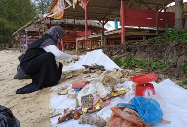 KFC Indonesia mengadakan bersih pantai dan laut di 10 Provinsi di Indonesia termasuk Provinsi Sumut bekerjasama dengan DCA, Senin, 21 Februari 2022. Foto Istimewa.