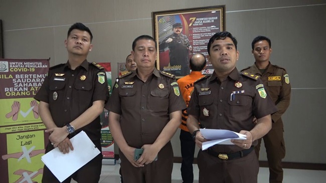 Kasi Penkum Kejati Sumut Yos A Tarigan memberikan keterangan pers eksekusi putusan kasasi MA terhadap Syamsur. Foto Ist | Rienews.com.