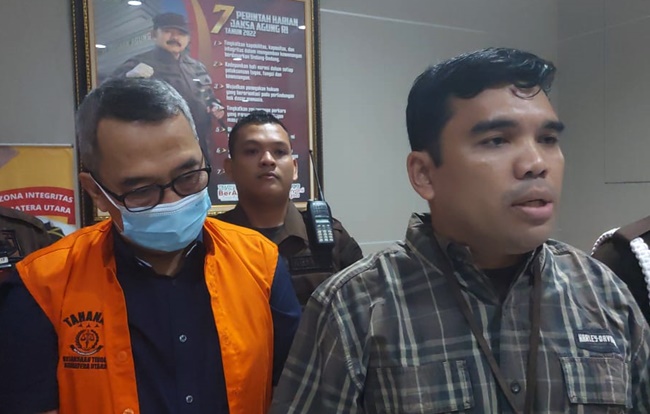 Kasi Penkum Kejati Sumut, Yos A Tarigan memberikan keterangan pers usai eksekusi penangkapan terpidana korupsi modal kerja dan investasi BSM senilai Rp32 milia, di Kejati Sumut, Kota Medan pada Kamis malam lalu. Foto Ist | Rienews.com.