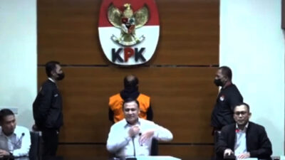 Konferensi pers Ketua KPK Firli Bahuri perkara tindak pidana korupsi Bupati Mamberamo Tengah Ricky Ham Pagawak pada Senin, 20 Februari 2023. Foto tangkap layar akun youtube KPK.