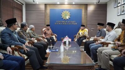 Rombongan Densus 88 (kanan) berdialog dengan PP Muhammadiyah. Foto muhammadiyah.or.id.