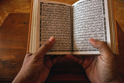 Ilustrasi membaca Al Quran. Foto cahiwak/pixabay.com.