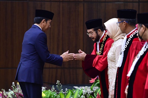 Presiden Jokowi menyalami adik iparnya,Anwar Usman yang dilantik menjadi Ketua MK. Foto BPMI Setpres.