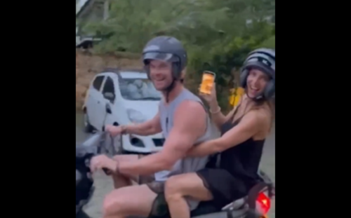 Aktor Chris Hemsworth dan istrinya mengenakan helm saat mengendarai motor di Bali. Foto @chrishemsworth/twitter.