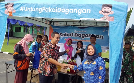 Bupati Sleman Kustini Sri Purnomo di booth Dagangan dalam kegiatan bazar murah di halaman Kodim 0372 Sleman. Foto Ist.