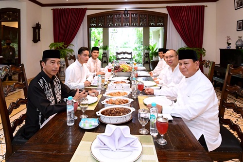 Presiden Jokowi menjamu Menhan Prabowo Subianto saat lebaran Idulfitri. Foto BPMI Setpres.