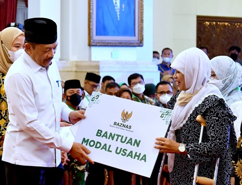 Penyerahan zakat dari Baznas. Foto BPMI Setpres