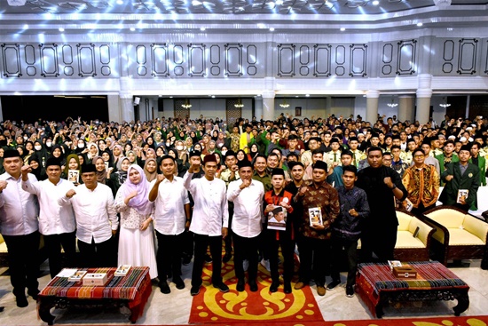 Ustaz Abdul Somad (UAS) bersama Gubernur Sumatera Utara Edy Rahmayadi dan mahasiswa di acara Konser Dakwah dan Bedah Buku 37 Masalah Populer. Foto infosumut.id.