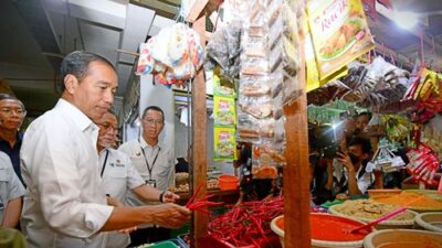 Jelang Lebaran 2023 (Idul Fitri 1444 H) Presiden Jokowi sidak harga komoditas pangan di Pasar Johar Baru, Jakarta Pusat pada Rabu, 5 April 2023. Foto Muchlis Jr/BPMI Setpres.