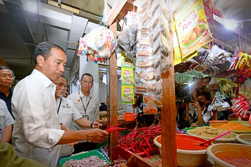 Jelang Lebaran 2023 (Idul Fitri 1444 H) Presiden Jokowi sidak harga komoditas pangan di Pasar Johar Baru, Jakarta Pusat pada Rabu, 5 April 2023. Foto Muchlis Jr/BPMI Setpres.