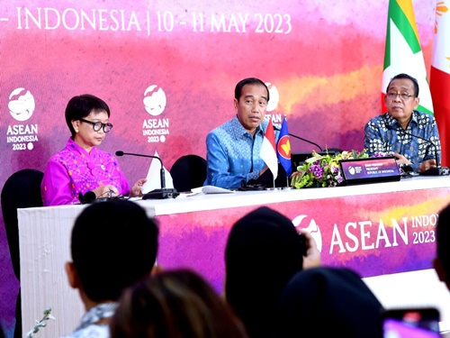 Presiden Joko Widodo dalam pemaparan hasil KTT ASEAN 2023. Foto Dok. BPMI Setpres.