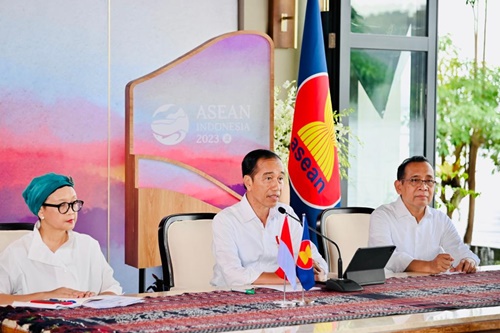 Presiden Joko Widodo dalam konferensi pers jelang KTT ASEAN 2023. Foto Dok. BPMI Setpres.