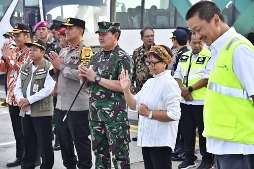 Menteri Luar Negeri Retno Marsudi menyambut kedatangan WNI dievakuasi dari Sudan, tiba di Tanah Air pada 28 April 2023. Foto Akun @Menlu_RI.