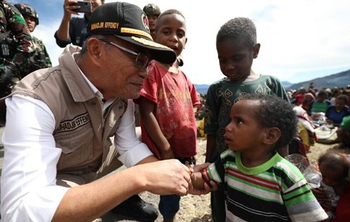 Menko PMK Muhadjir Effendy berada di daerah terdampak krisis pangan di Kabupaten Puncak, Provinsi Papua Tengah. Foto kemenkopmk.go.id.