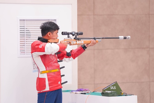 Atlet Menembak Indonesia, Muhammad Sejahtera Dwi Putra peraih medali emas pertama Indonesia di Asian Games Hangzhou. Foto M Rifqy/NOC Indonesia.