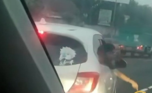 Aksi pengemudi mobil Honda Brio di Jalan Tol Jakarta-Tangerang. Foto tangkap layar dari akun SnackVideo VideVies.