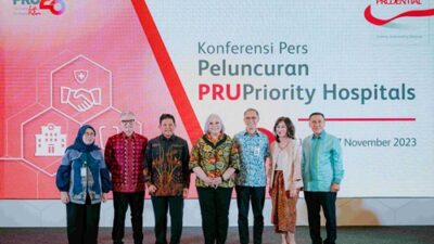 Keterangan foto dari kiri-kanan: Yuli Farianti (Kepala Pusat Kebijakan Pembiayaan dan Desentralisasi Kesehatan Kementerian Kesehatan RI), Tony Benitez (Perwakilan Direksi Prudential Indonesia), Ali Ghufron Mukti (Direktur Utama BPJS Kesehatan), Michellina Laksmi Triwardhany (President Director Prudential Indonesia), Iwan Pasila (Deputi Komisioner Bidang Pengawasan, Perasuransian, Penjaminan, dan Dana Pensiun Otoritas Jasa Keuangan), dr. Dian Budiani (Chief Operations and Health Officer Prudential Indonesia), Iing Ichsan Hanafi (Ketua Umum Asosiasi Rumah Sakit Swasta Seluruh Indonesia).