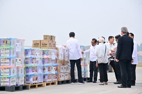 Presiden Jokowi didampingi Menteri Luar Negeri Retno Marsudi memeriksa bantuan tahap pertama Indonesia untuk rakyat Palestina. Foto: BPMI Setpres/Muchlis Jr.