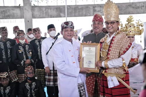 Anies Rasyid Baswedan menerima Gelar Kehormatan Adat Lampung Pepadun Tuan Penata Negarou (Tuan Penata Negara) dari Federasi Adat Marga Empat (Marga Pak) Tulang Bawang Barat. Foto Instagram @aniesbaswedan.