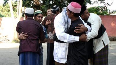 Pengungsi Rohingya di Kota Medan, Sumatera Utara, usai melaksanakan solat Idul Fitri 2012. Foto Dok Rienews.com.