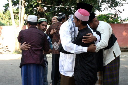 Pengungsi Rohingya di Kota Medan, Sumatera Utara, usai melaksanakan solat Idul Fitri 2012. Foto Dok Rienews.com.