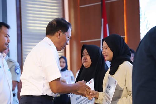 Pihak KAI memberikan santunan kepada keluarga korban tabrakan KA Turangga - Commuter Line Baraya. Foto Dok.KAI.