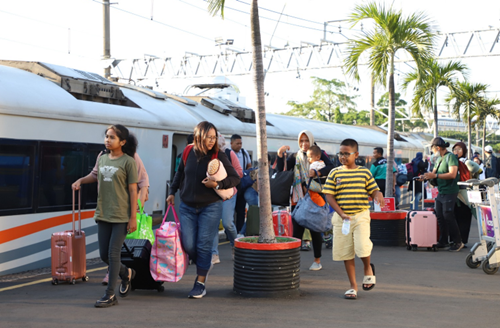 Penumpang kereta api saat libur Nataru 2023-2024. Foto Dok. KAI.