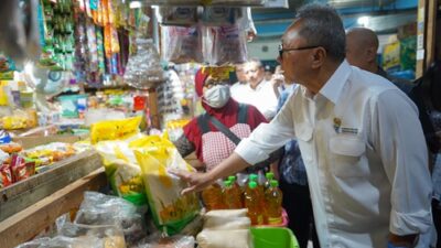 Mendag Zulkifli Hasan memantau harga beras di Pasar Bulu Semarang, 20 Februari 2024.