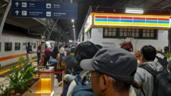 Arus mudik Lebaran 2024 di Stasiun Kereta Pasar Senen, Jakarta Pusat pada Jumat malam, 29 Maret 2024. Foto Rienews.com.