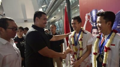 Menpora Dito Ariotedjo menyambut kedatangan Jonatan Christie, Anthony Sinisuka Ginting, serta Fajar Alfian dan Muhammad Rian Ardianto di terminal 3 Bandara Soekarno-Hatta, Senin,18 Maret 2024 malam. Foto Dok. Kemenpora.