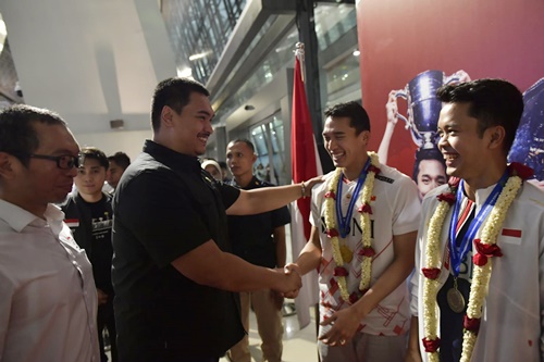 Menpora Dito Ariotedjo menyambut kedatangan Jonatan Christie, Anthony Sinisuka Ginting, serta Fajar Alfian dan Muhammad Rian Ardianto di terminal 3 Bandara Soekarno-Hatta, Senin,18 Maret 2024 malam. Foto Dok. Kemenpora.