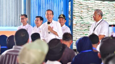 Presiden Jokowi menyalurkan bantuan pangan kepada masyarakat Labuhan Batu, Sumatra Utara, 15 Maret 2024. Foto Dok. BPMI Setpres.