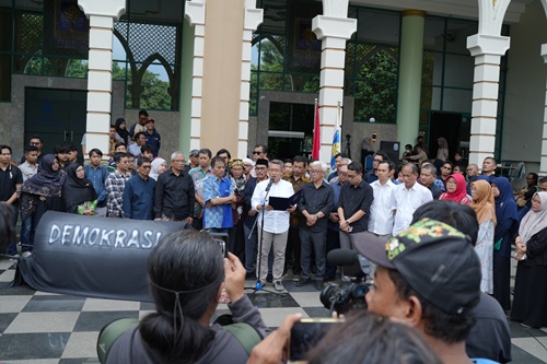 Orasi dan pernyataan sikap UII atas matinya demokrasi masa pemerintahan Jokowi, 14 Maret 2024. Foto Dok. Humas UII.