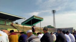 Solat Idul Fitri 1445 H Stadion Pandan Arang, Boyolali, Jawa Tengah, imam dan khatib Muhammad Bari singgung situasi terkini bangsa. Foto Rienews.com.