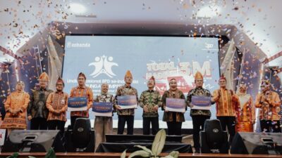 Undian Nasional Tabungan Simpeda periode kedua Tahun 2024, secara simbolis Ketua Umum Asbanda dan Dirut Bank Sumut menyerahkan hadiah kepada pemenang, Rabu, 24 April 2024. Foto Istimewa.