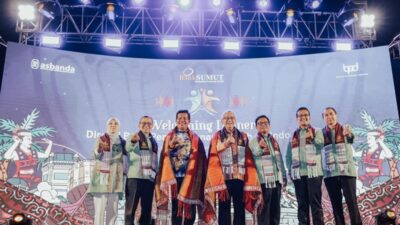 Jajaran direksi Bank Sumut bersama Ketua Umum Asbanda dan Bupati Simalungun di acara Welcoming Dinner Undian Tabungan Simpeda periode ke-2 Tahun 2024 di Hotel Niagara Parapat, Simalungun, Sumatera Utara (Sumut), pada Selasa, 23 April 2024. Foto Istimewa.