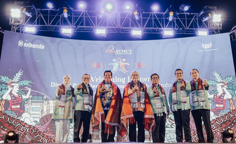 Jajaran direksi Bank Sumut bersama Ketua Umum Asbanda dan Bupati Simalungun di acara Welcoming Dinner Undian Tabungan Simpeda periode ke-2 Tahun 2024 di Hotel Niagara Parapat, Simalungun, Sumatera Utara (Sumut), pada Selasa, 23 April 2024. Foto Istimewa.