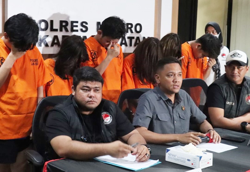 Pesta liquid ganja tiga pria dan tiga wanita yang dua di antaranya selebgram ditangkap Reskrim Narkoba Polres Jakarta Selatan dari salah satu hotel di kawasan Kuningan. Foto Instgram Polres Metro Jakarta Selatan.