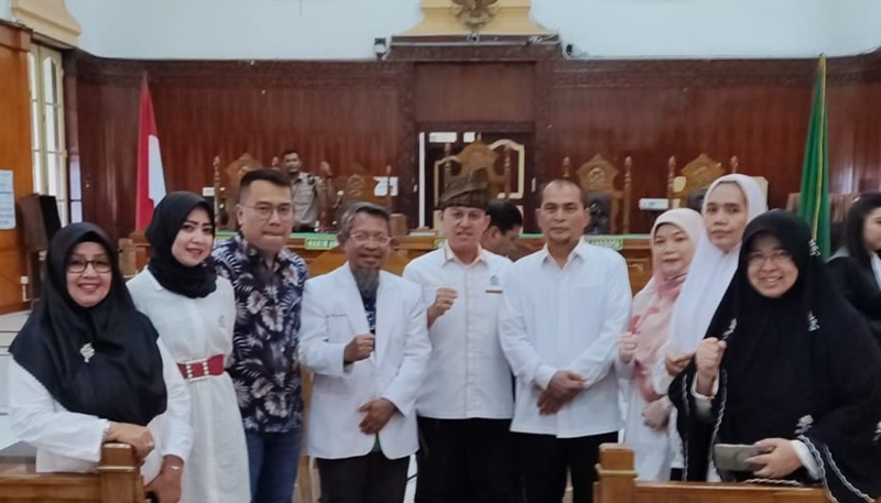 Tokoh kesehatan dan Relawan Covid-19 Sumatera Utara memberikan dukungan kepada pejuang Covid-19 Sumut, dokter Alwi Mujahit Hasibuan yang menjalani peradilan di Pengadilan Tipikor Medan, Kamis, 4 April 2024. Foto istimewa.