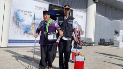 Jemaah haji dari embarkasi Jakarta – Pondok Gede (JKG-01) (kloter) I jemaah haji Indonesia telah mendarat di Bandara Amir AMAA Madinah, Ahad, 12 Mei 2024, Foto Media Center Haji.