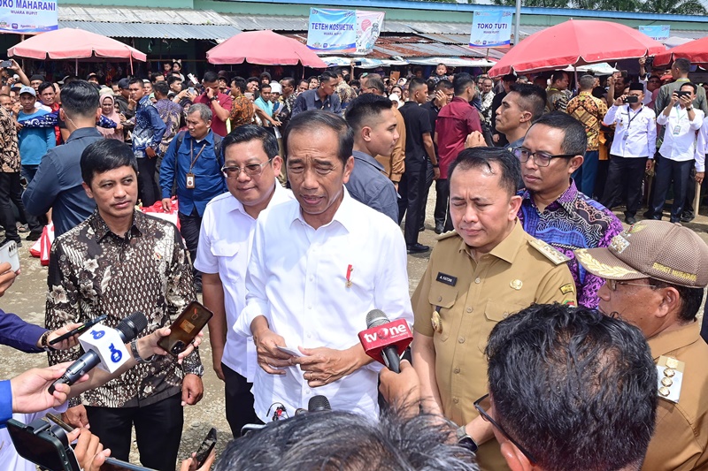 Presiden Jokowi menanggapi kasus Vina Cirebon, di sela kunjungannya ke Kabupaten Musi Rawas, Sumatera Selatan, Kamis, 30 Mei 2024. Foto BPMI Setpres/Muchlis Jr.